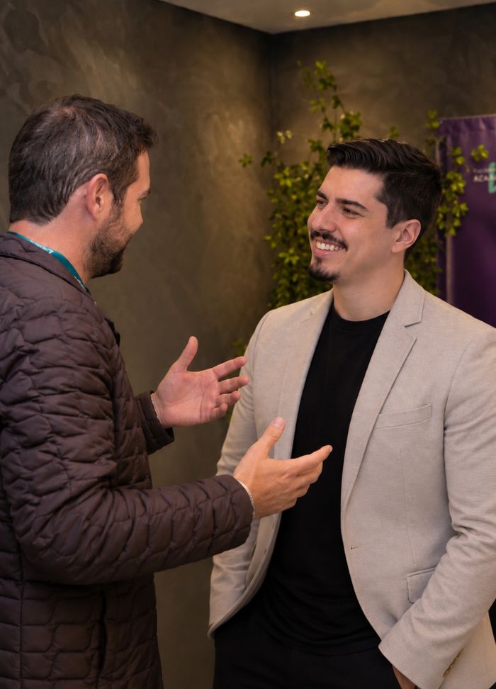 Solano Massochin conversando com dono de imobiliária